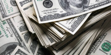 Após dois dias de alta, dólar abre estável a R$ 5,18