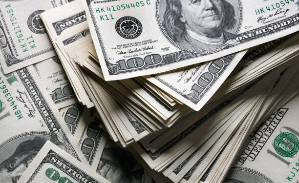 Após dois dias de alta, dólar abre estável a R$ 5,18